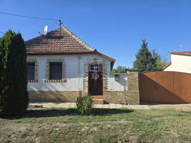 Eladó családi ház, Bácsalmáson 11.99 M Ft, 2 szobás