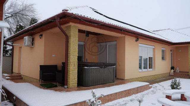 Eladó családi ház, Mikepércsen 119.9 M Ft, 5 szobás