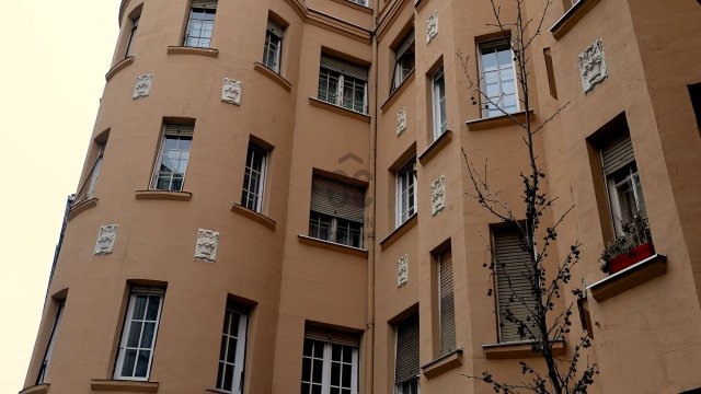 Eladó téglalakás, Budapesten, VI. kerületben 68.5 M Ft, 2 szobás