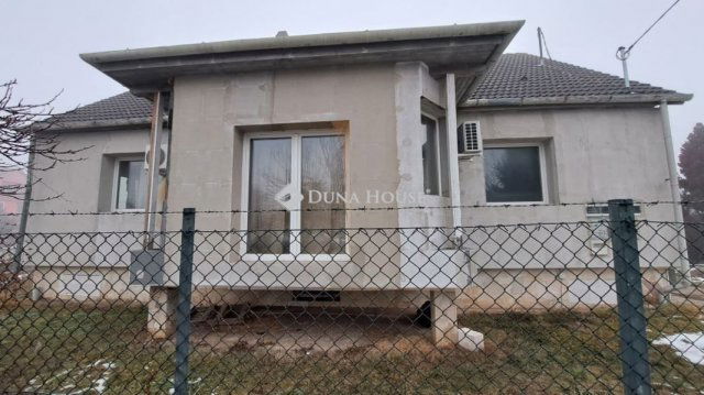 Eladó családi ház, Tápiószecsőn 75 M Ft, 4 szobás