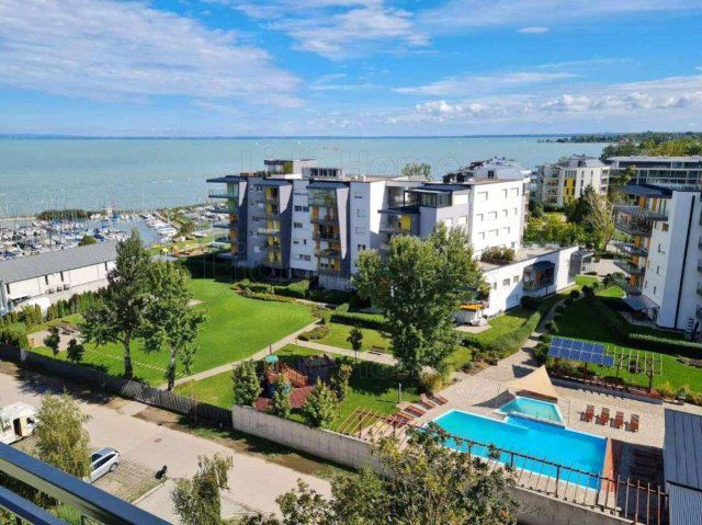 Eladó téglalakás, Siófokon 73.5 M Ft, 2 szobás