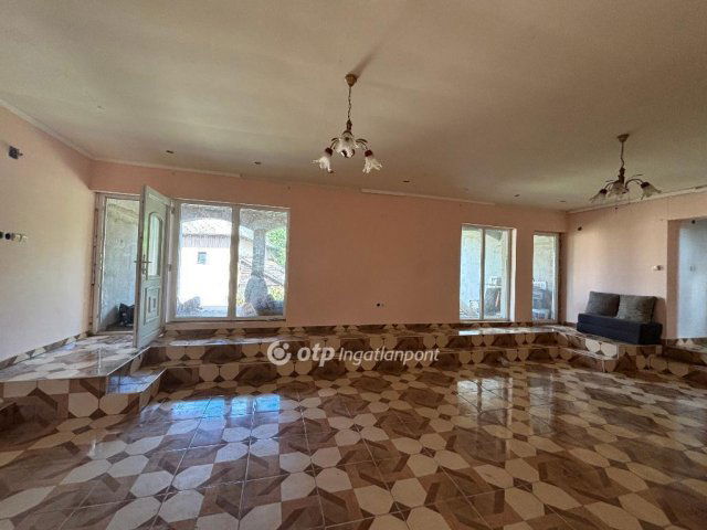 Eladó családi ház, Dombrádon 24.9 M Ft, 5 szobás