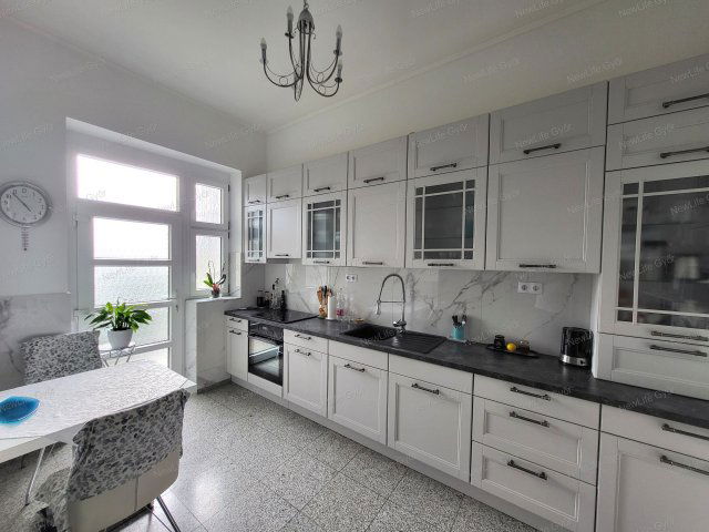 Eladó téglalakás, Győrött 121.8 M Ft, 4 szobás