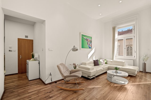Eladó téglalakás, Budapesten, V. kerületben, Október 6. utcában