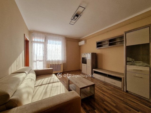 Eladó téglalakás, Pápán 40.5 M Ft, 2 szobás
