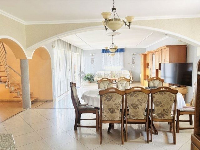 Eladó családi ház, Szigetszentmiklóson 255 M Ft, 7 szobás