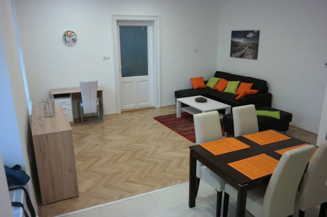 Kiadó téglalakás, albérlet, Pécsett 200 E Ft / hó, 2 szobás
