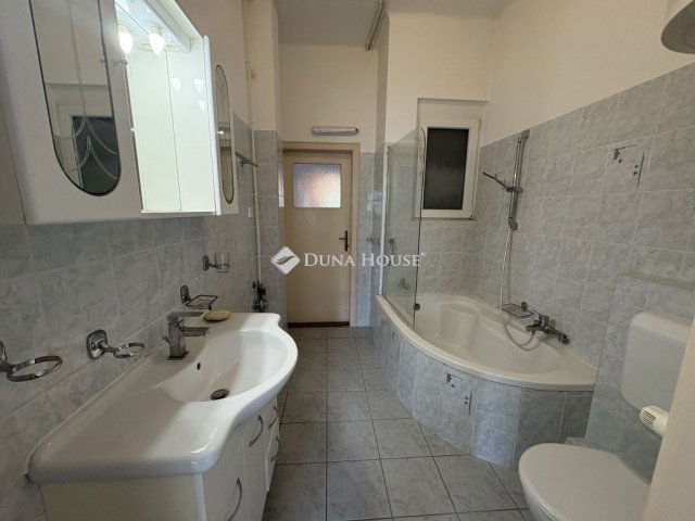 Eladó téglalakás, Pécsett 67.9 M Ft, 3 szobás