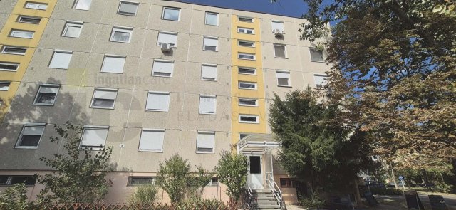 Eladó panellakás, Szegeden, Juharfás utcában 52 M Ft, 2+1 szobás