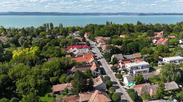 Eladó ikerház, Balatonszárszón 140 M Ft, 5 szobás