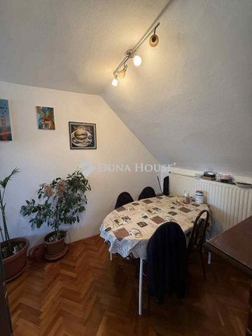 Eladó családi ház, Veszprémben 126.5 M Ft, 9 szobás