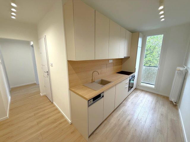 Eladó panellakás, Pécsett, Stadion utcában 57.9 M Ft, 2 szobás