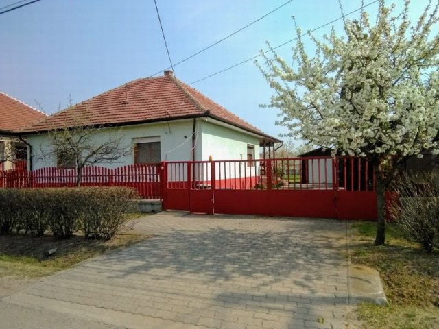 Eladó családi ház, Dányon 49.9 M Ft, 3+1 szobás