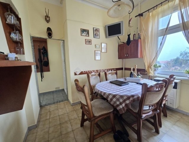 Eladó családi ház, Pécsett 119.9 M Ft, 6 szobás