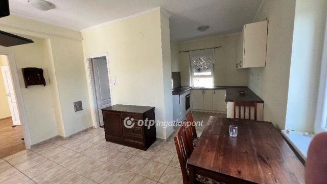 Eladó téglalakás, Pápán 42.9 M Ft, 2 szobás