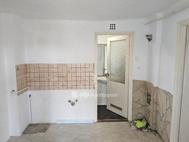 Eladó családi ház, Száron 45 M Ft, 2 szobás