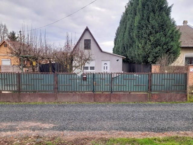 Eladó családi ház, Békéscsabán 15.5 M Ft, 1 szobás
