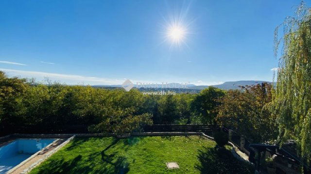 Eladó családi ház, Szentendrén 242.4 M Ft, 6 szobás