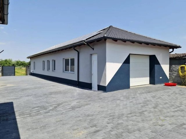 Eladó családi ház, Pápán 180 M Ft, 5 szobás