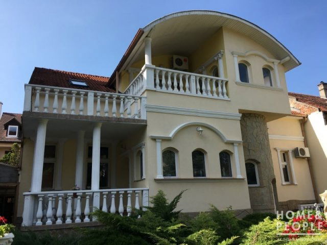 Eladó családi ház, Szegeden 479.999 M Ft, 8 szobás
