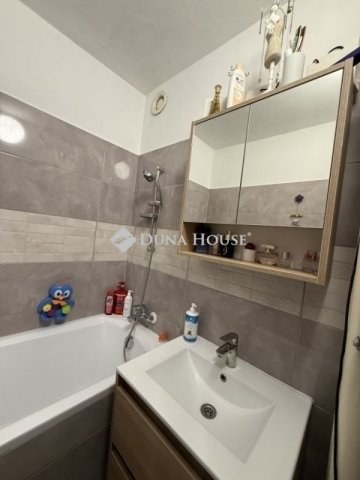 Eladó panellakás, Pécsett 59.9 M Ft, 3 szobás