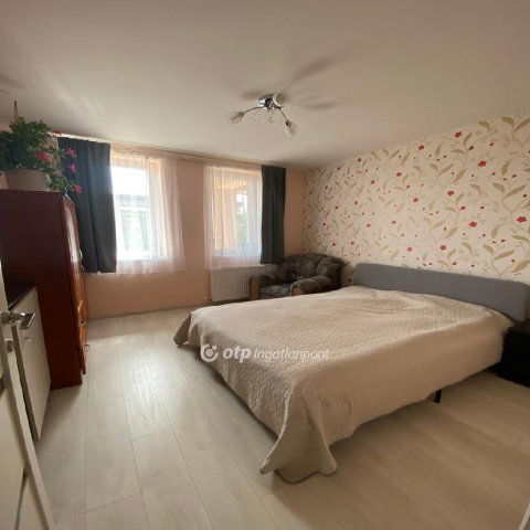 Eladó családi ház, Velencén 220 M Ft, 4 szobás