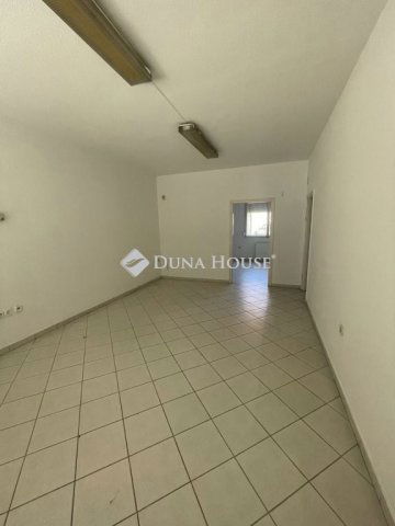 Kiadó üzlethelyiség, Zalaegerszegen, Mártírok útján