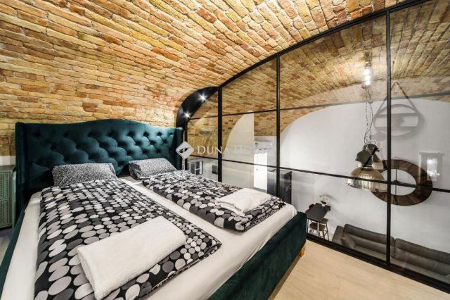 Eladó téglalakás, Budapesten, VI. kerületben 75.9 M Ft, 2 szobás