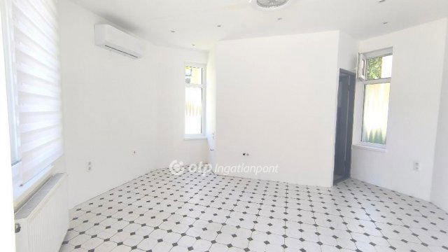 Kiadó üzlethelyiség, Szentesen 120 E Ft / hó