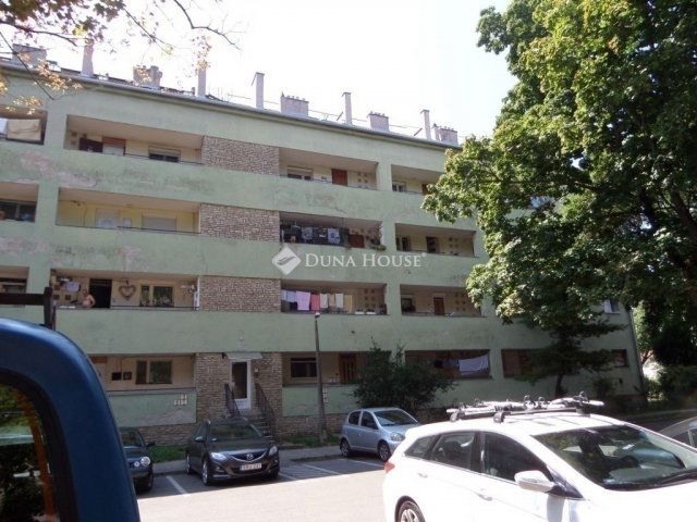 Eladó téglalakás, Pécsett 38 M Ft, 2 szobás