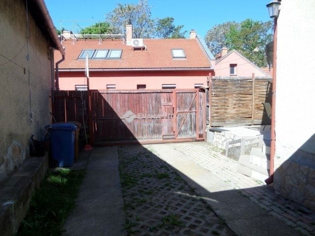 Eladó családi ház, Pécsett 85 M Ft, 4 szobás