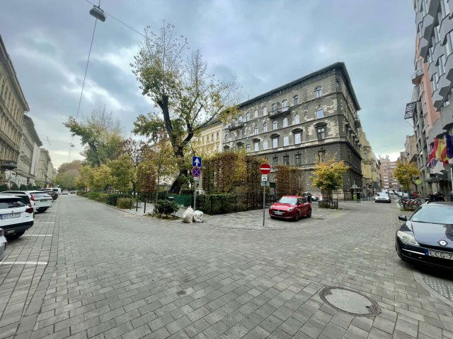 Eladó téglalakás, Budapesten, VI. kerületben, Jókai utcában