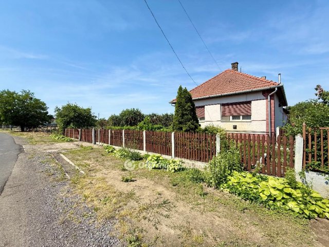 Eladó családi ház, Dombrádon 19.9 M Ft, 3 szobás