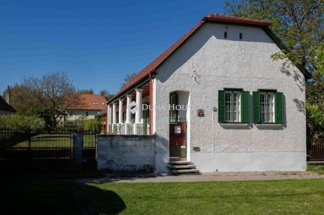 Eladó családi ház, Etyeken 149.9 M Ft, 5 szobás