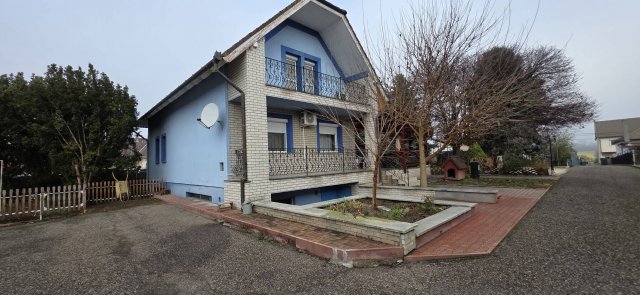Eladó családi ház, Nagyvenyimen 93 M Ft, 4 szobás