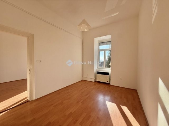 Eladó téglalakás, Pécsett 65 M Ft, 2 szobás