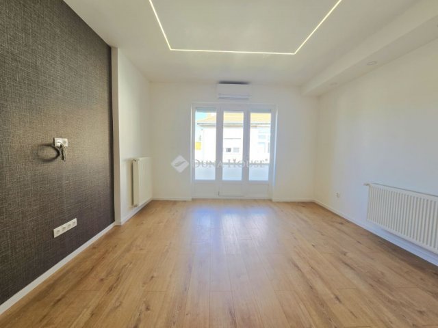 Eladó panellakás, Pécsett 57.9 M Ft, 3 szobás