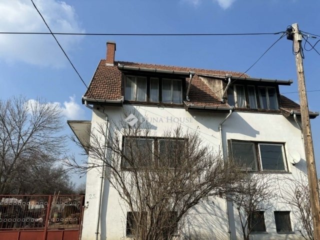 Eladó családi ház, Szegeden 89.95 M Ft, 9 szobás