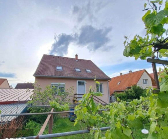 Eladó családi ház, Pécsett 86.5 M Ft, 6 szobás