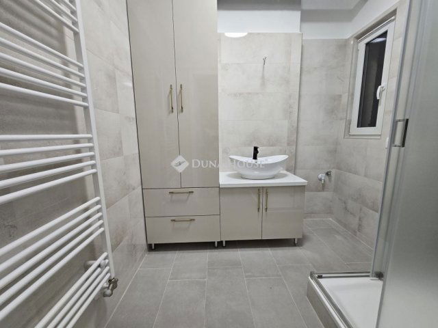 Eladó téglalakás, Pécsett 69.9 M Ft, 3 szobás