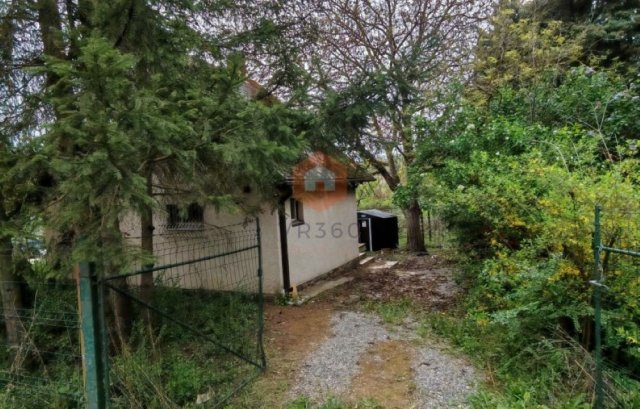 Eladó családi ház, Pécsett 16.5 M Ft, 2 szobás