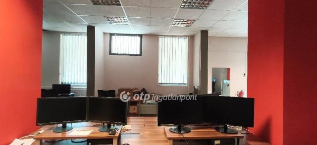 Eladó üzlethelyiség, Dunaújvárosban 40 M Ft