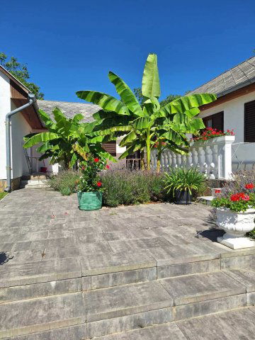 Eladó hotel, Vonyarcvashegyen 200 M Ft, 19 szobás