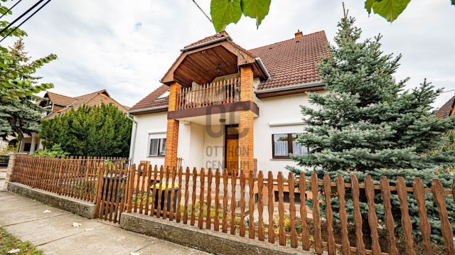 Eladó családi ház, Pakson 84.9 M Ft, 5 szobás