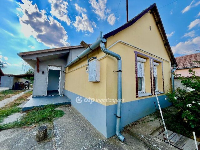 Eladó családi ház, Hajdúszováton 29.99 M Ft, 1 szobás