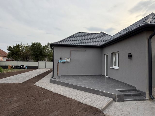 Eladó családi ház, Szolnokon 49.9 M Ft, 3 szobás