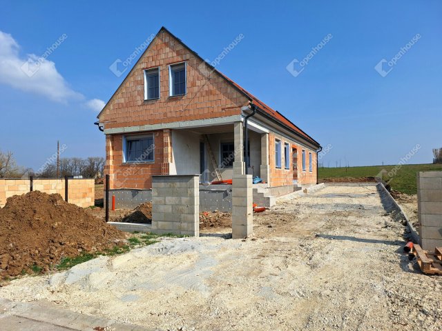 Eladó családi ház, Zsirán 153.5 M Ft, 4 szobás