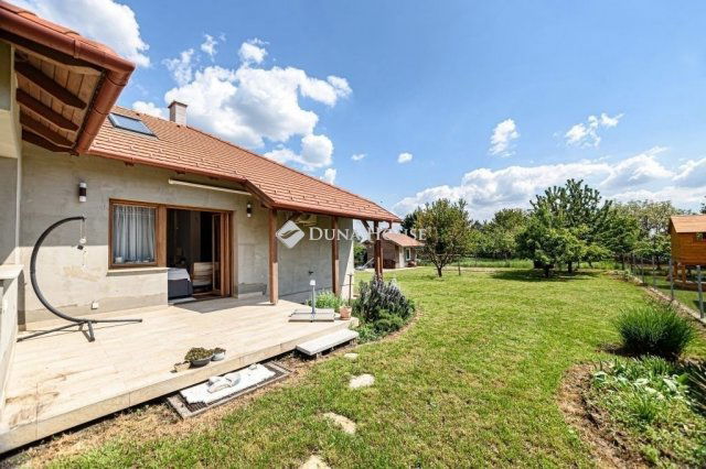 Eladó családi ház, Pusztazámoron 159.9 M Ft, 4 szobás