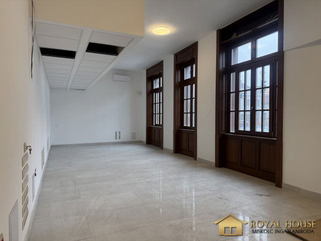 Kiadó üzlethelyiség, Miskolcon, Hunyadi János utcában