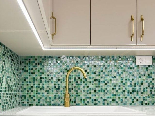 Eladó panellakás, Pécsett 51.9 M Ft, 3 szobás